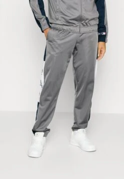Champion NEW YORK YANKEES TRACKSUIT - Trainingsanzug - Grey/dark Blue 5 Champion NEW YORK YANKEES TRACKSUIT - Trainingsanzug - Grey/dark Blue -Bekleidungsgeschäft 09afb83d5b1b44319270892c4127e021