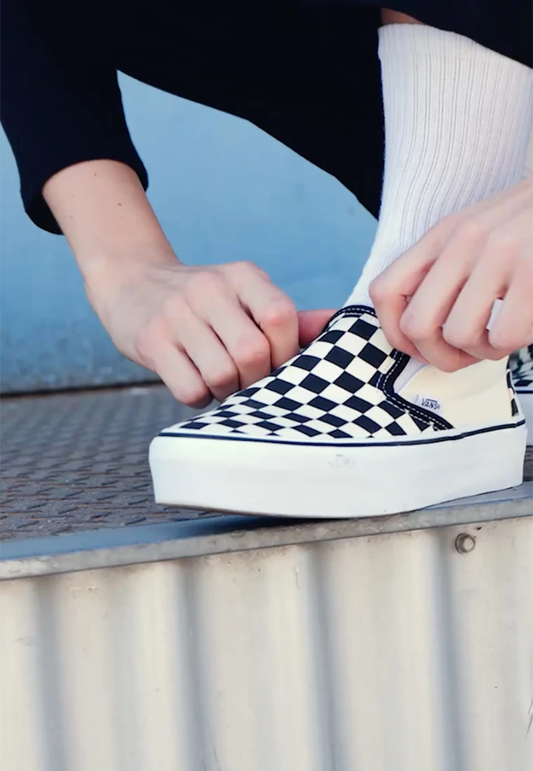 UA CLASSIC SLIP-ON PLATFORM - Slipper - black/white Vans UA CLASSIC SLIP-ON PLATFORM - Slipper - Black/white -Bekleidungsgeschäft 1590684404605