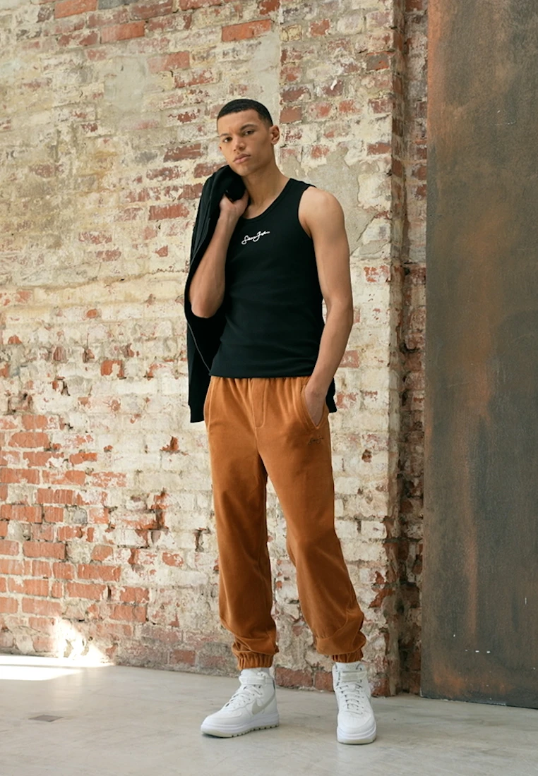 SCRIPT LOGO ESSENTIAL - Jogginghose - cognac Sean John SCRIPT LOGO ESSENTIAL - Jogginghose - Cognac -Bekleidungsgeschäft 1647012032388