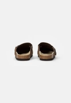 Pier One LEATHER UNISEX - Clogs - Brown -Bekleidungsgeschäft 18a09b6c3e71439784e427988b058842