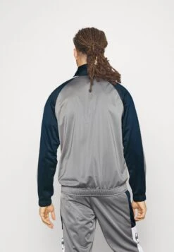 Champion NEW YORK YANKEES TRACKSUIT - Trainingsanzug - Grey/dark Blue 4 Champion NEW YORK YANKEES TRACKSUIT - Trainingsanzug - Grey/dark Blue -Bekleidungsgeschäft 23e8c4dee90c4814b4864ca1566e4502