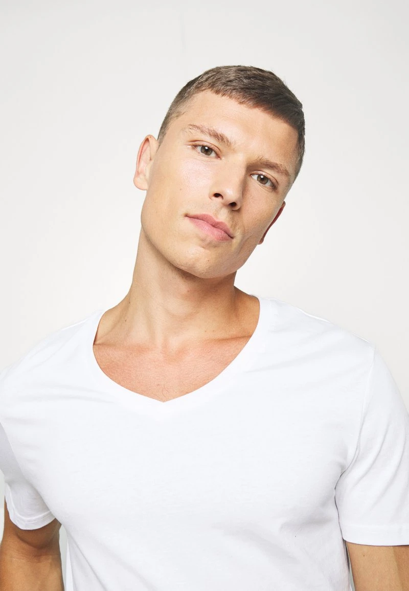 2 PACK - T-Shirt basic - white Pier One 2 PACK - T-Shirt Basic - White -Bekleidungsgeschäft 2464778c5d314b51b098f8e722d959b0