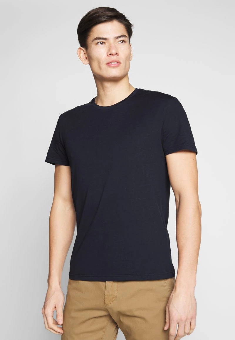 2 PACK - T-Shirt basic - white/dark blue Pier One 2 PACK - T-Shirt Basic - White/dark Blue -Bekleidungsgeschäft 29e824f9825c4b58be6620e83ee4ac6b