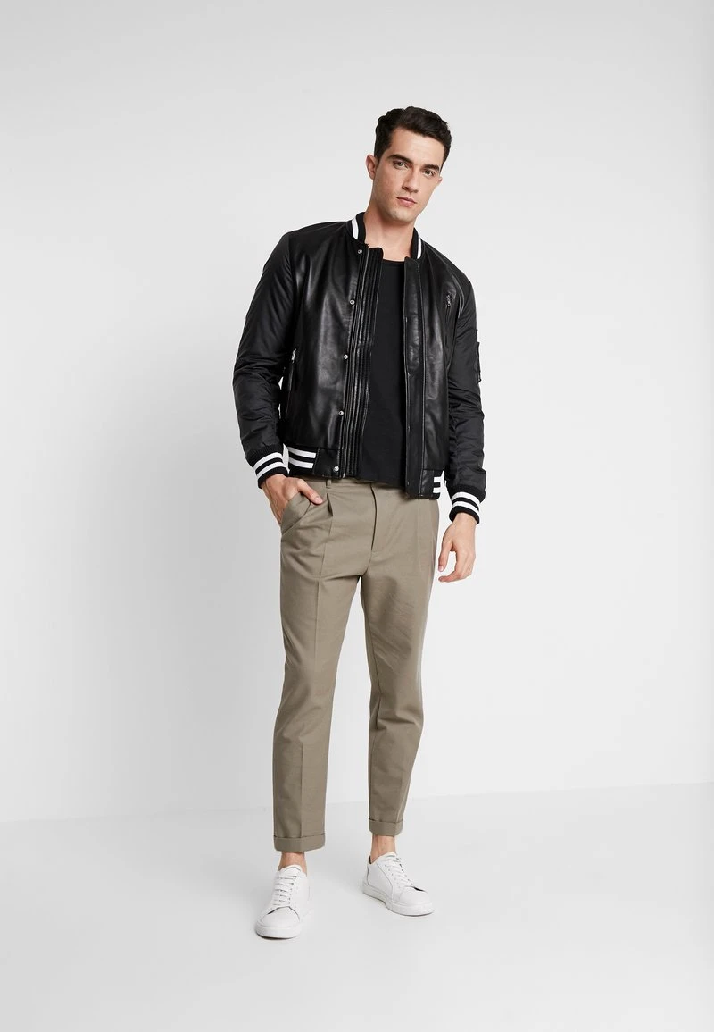 T-Shirt basic - black Pier One T-Shirt Basic - Black -Bekleidungsgeschäft 414e0ae9c5ac4336bb796ee37bafebed