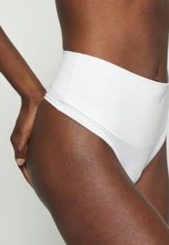 Spanx COTTON COMFORT THONG - String - White 4 Spanx COTTON COMFORT THONG - String - White -Bekleidungsgeschäft 45d6754fcd2a476688f498cd73a16137
