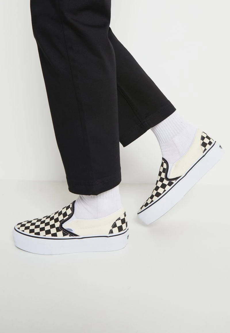 UA CLASSIC SLIP-ON PLATFORM - Slipper - black/white Vans UA CLASSIC SLIP-ON PLATFORM - Slipper - Black/white -Bekleidungsgeschäft 4afd760e3b39478ba5d5e34642f4646f