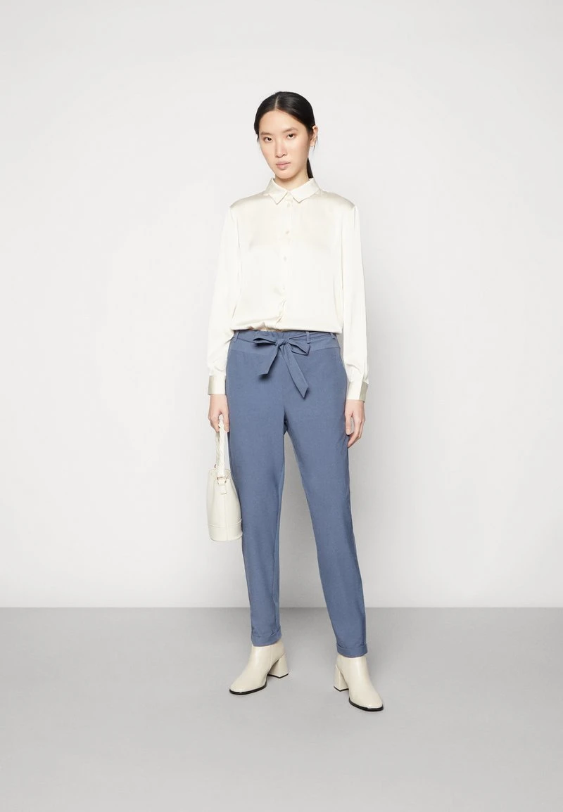 JILLIAN BELT PANTS - Stoffhose - vintage indigo Kaffe JILLIAN BELT PANTS - Stoffhose - Vintage Indigo -Bekleidungsgeschäft 59c7bafcf7f6451496f88841d361038e