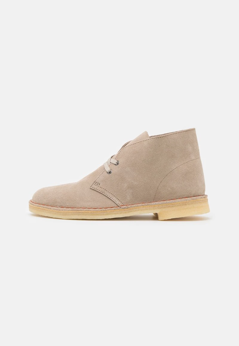 DESERT BOOT - Sportlicher Schnürer - sand Clarks Originals DESERT BOOT - Sportlicher Schnürer - Sand -Bekleidungsgeschäft 5b9ab855ba1345b1814e80e01aa57928