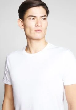 Pier One 2 PACK - T-Shirt Basic - White/dark Blue 4 Pier One 2 PACK - T-Shirt Basic - White/dark Blue -Bekleidungsgeschäft 5d6a04d994e343d2903cc2c1666bad4b