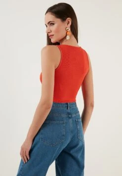 LELA Top - Orange 2 LELA Top - Orange -Bekleidungsgeschäft 6a426294e7634c80bf0eefdff2ab57f0