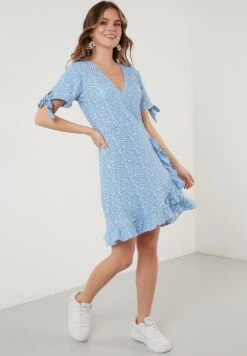 LELA FLORAL RUFFLE DETAIL - Freizeitkleid - Baby Blue 4 LELA FLORAL RUFFLE DETAIL - Freizeitkleid - Baby Blue -Bekleidungsgeschäft 7c2b7c700c9f46b89a50a4dae96c226a