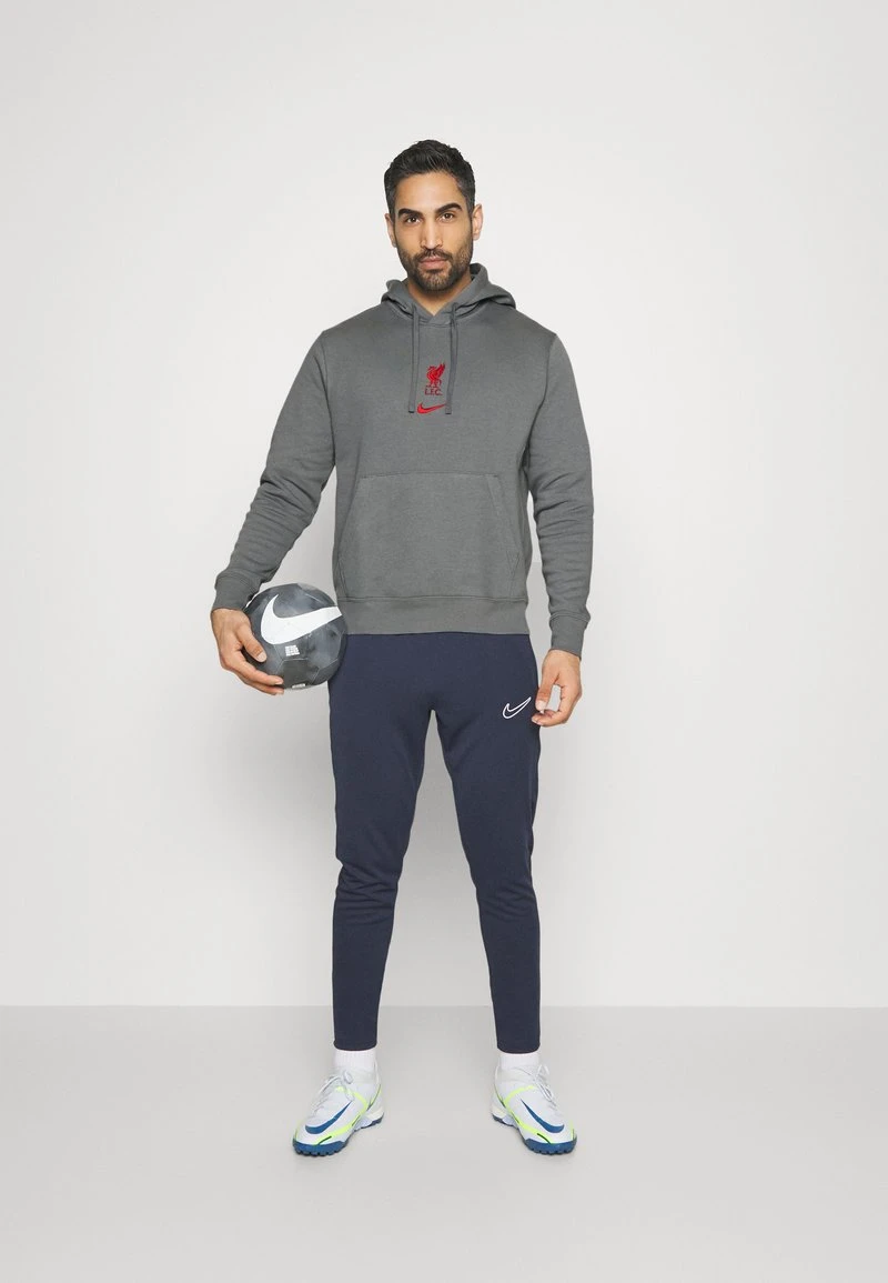 LIVERPOOL FC CLUB HOODIE - Sweatshirt - smoke grey/tough red Nike Performance LIVERPOOL FC CLUB HOODIE - Sweatshirt - Smoke Grey/tough Red -Bekleidungsgeschäft 7d9d7aa90f8b48cab3e976f1a2990550