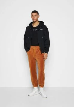 Sean John SCRIPT LOGO ESSENTIAL - Jogginghose - Cognac 5 Sean John SCRIPT LOGO ESSENTIAL - Jogginghose - Cognac -Bekleidungsgeschäft 9a6f2619ac81487dab121142b467fb68