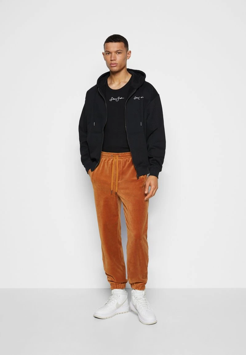 SCRIPT LOGO ESSENTIAL - Jogginghose - cognac Sean John SCRIPT LOGO ESSENTIAL - Jogginghose - Cognac -Bekleidungsgeschäft 9a6f2619ac81487dab121142b467fb68