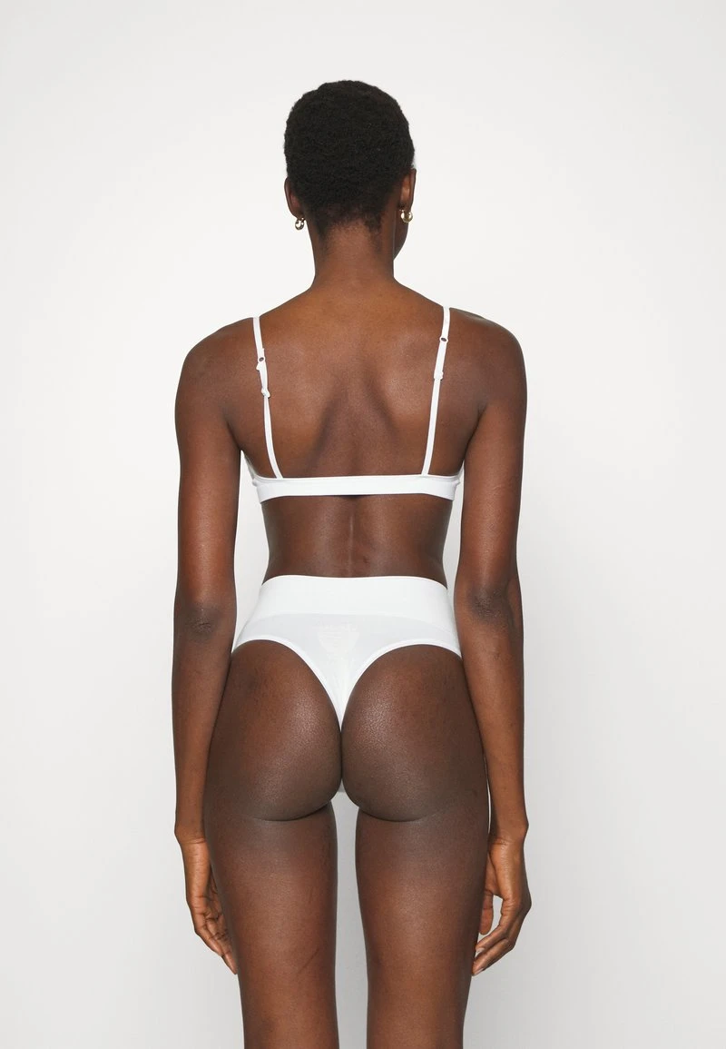 COTTON COMFORT THONG - String - white Spanx COTTON COMFORT THONG - String - White -Bekleidungsgeschäft 9b28c97bf8e94f2984092d88bf8db33a