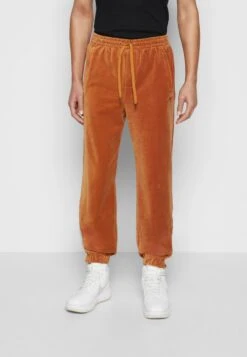 Sean John SCRIPT LOGO ESSENTIAL - Jogginghose - Cognac 3 Sean John SCRIPT LOGO ESSENTIAL - Jogginghose - Cognac -Bekleidungsgeschäft b1cb664b84fd4aedb67b225831691ff9
