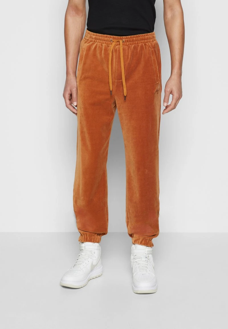 SCRIPT LOGO ESSENTIAL - Jogginghose - cognac Sean John SCRIPT LOGO ESSENTIAL - Jogginghose - Cognac -Bekleidungsgeschäft b1cb664b84fd4aedb67b225831691ff9