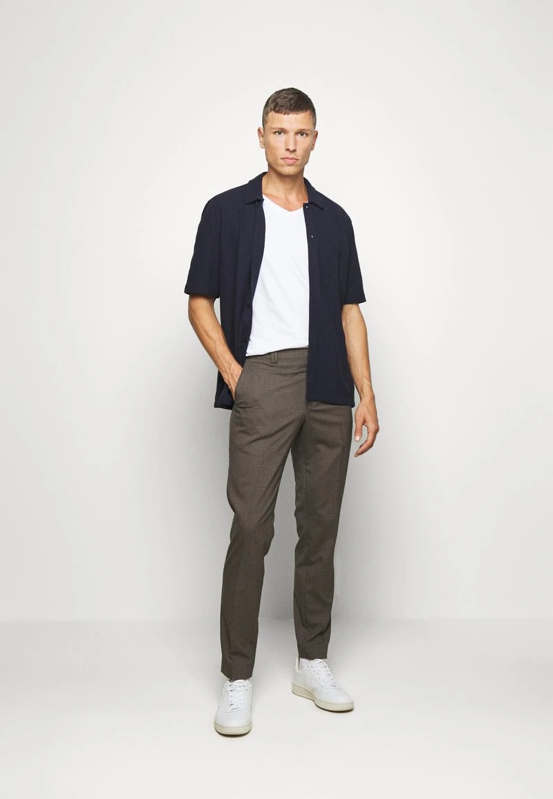 2 PACK - T-Shirt basic - white Pier One 2 PACK - T-Shirt Basic - White -Bekleidungsgeschäft b22f2aad681d47fa8fb1dd07262d4165