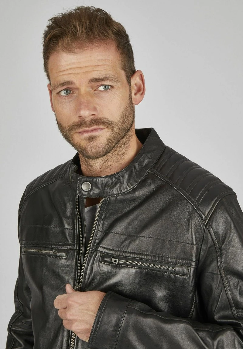 MIT STEHKRAGEN UND DRUCKKNOPFRIEGEL - Lederjacke - schwarz Bugatti MIT STEHKRAGEN UND DRUCKKNOPFRIEGEL - Lederjacke - Schwarz -Bekleidungsgeschäft b739a8434c4d43f2a8091fe9ed5f0e8a