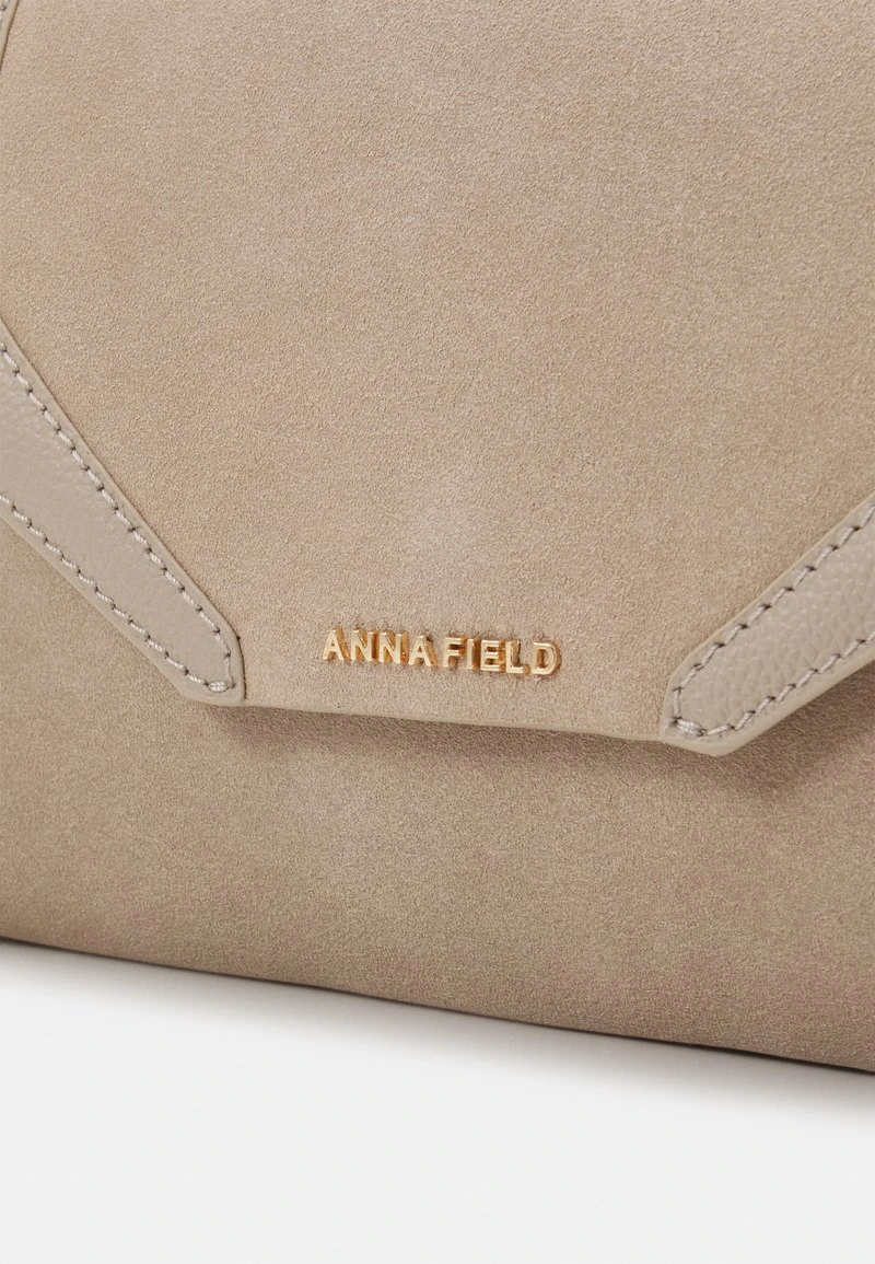 LEATHER - Clutch - taupe Anna Field LEATHER - Clutch - Taupe -Bekleidungsgeschäft c933426553bb4831a448eeab65bcefad