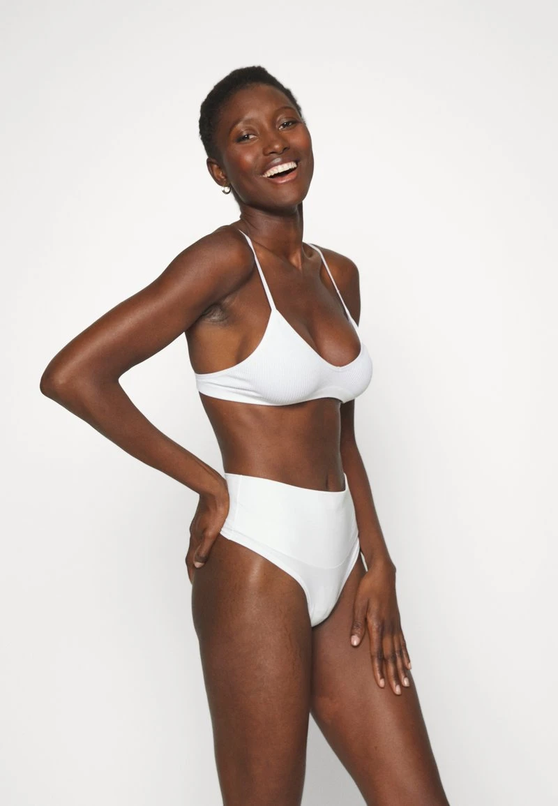COTTON COMFORT THONG - String - white Spanx COTTON COMFORT THONG - String - White -Bekleidungsgeschäft d62b91c1c5764b8a9c6c0d4830a79b1a