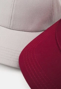 Pier One UNISEX 2 PACK - Cap - Light Grey/berry 3 Pier One UNISEX 2 PACK - Cap - Light Grey/berry -Bekleidungsgeschäft db52e4bec20b4e21a2d423baba99be86