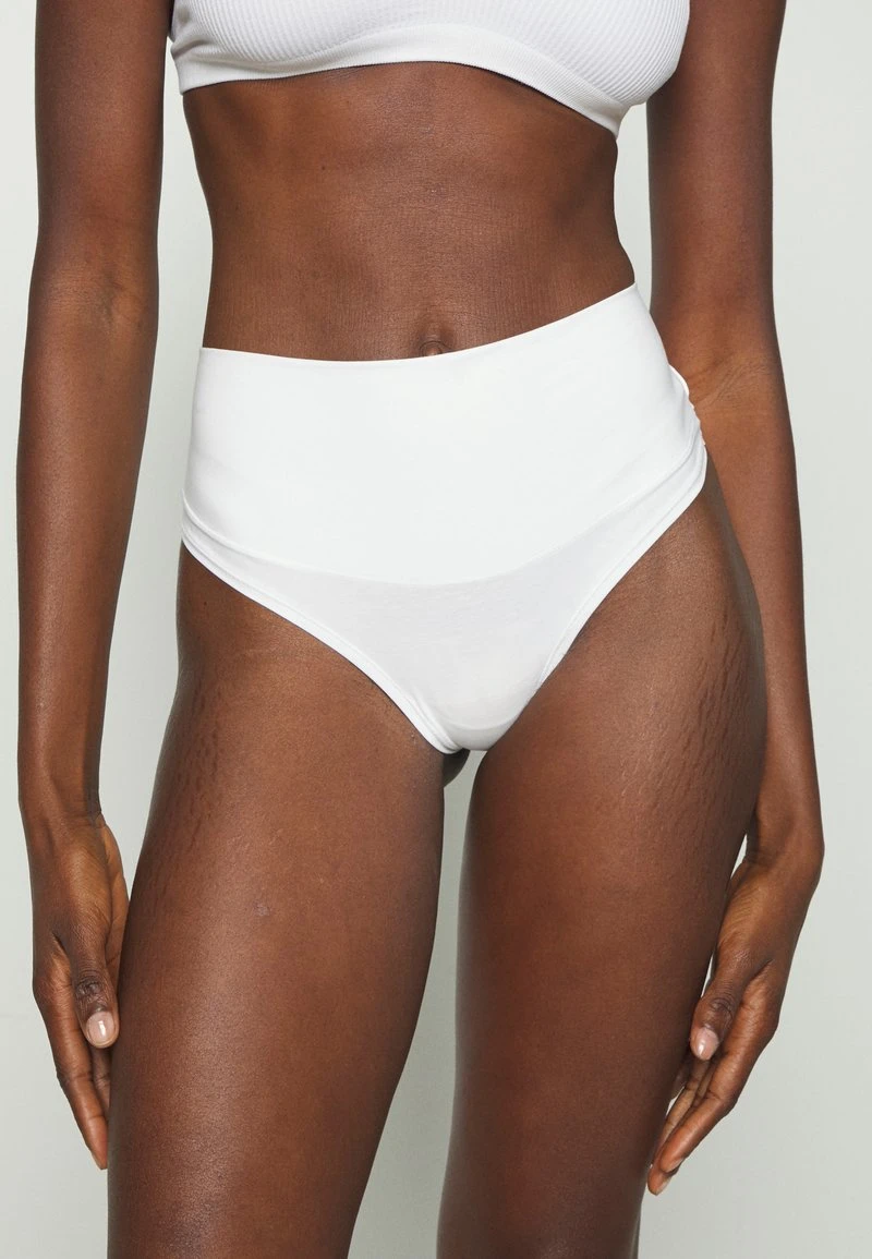 COTTON COMFORT THONG - String - white Spanx COTTON COMFORT THONG - String - White -Bekleidungsgeschäft f5c6155e43aa4edbaccc368b691123cc 1